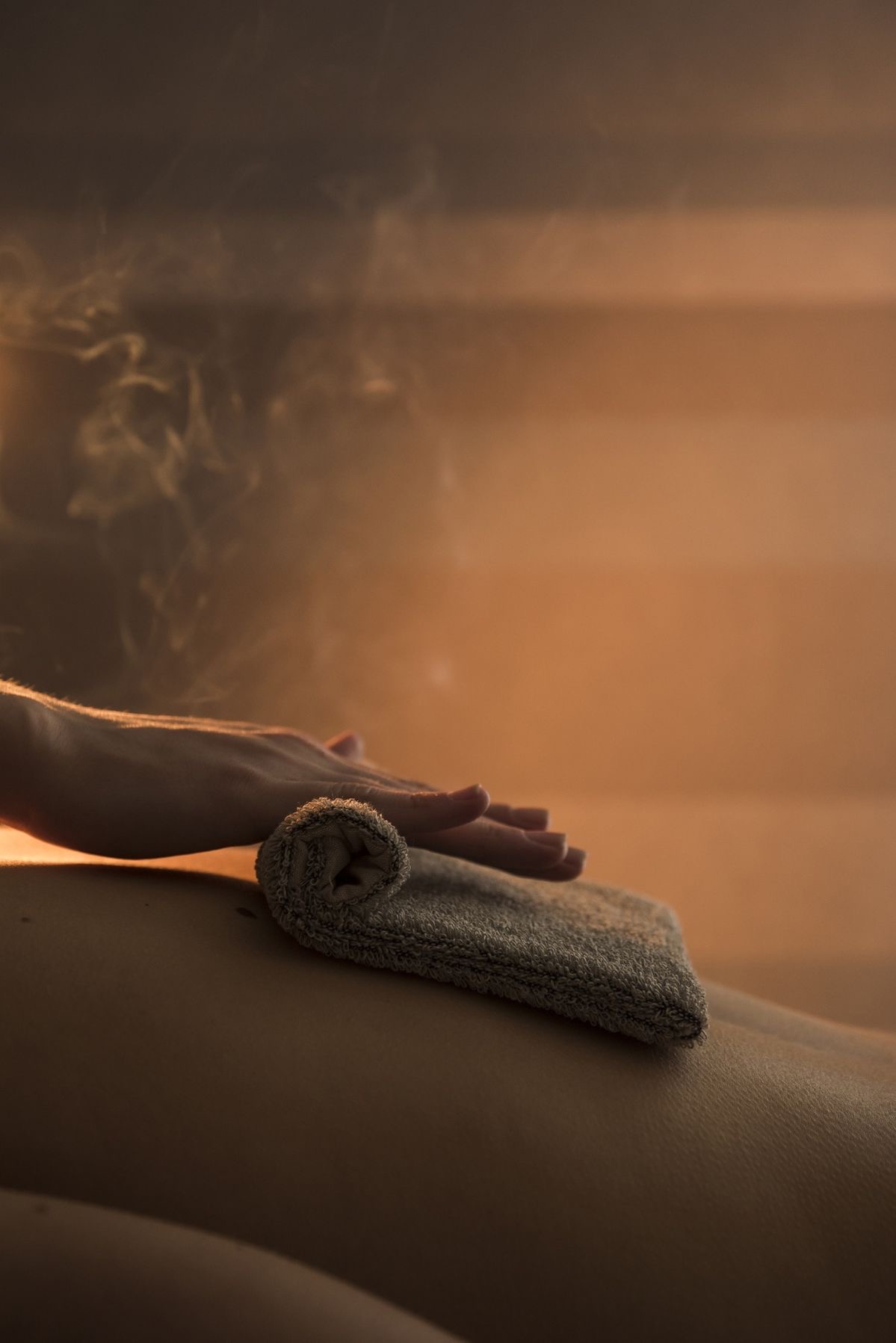 Afslappende hoved, nakke og ryg massage