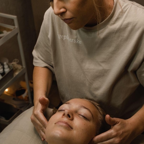 Massage som en del af ansigtsbehandling ved klinik i Paarup, Odense NV