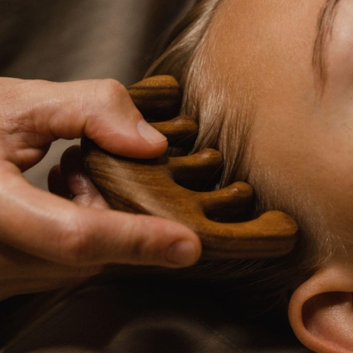 Hovedbundsmassage som en del af ansigtsbehandling ved Klinik Windahl i Pårup, Odense