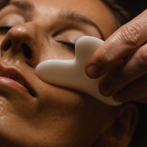 Skræddersyet ansigtsbehandling inkluderer massage i ansigtet ved Klinik Windahl i Odense