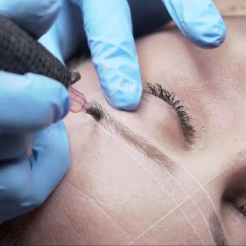 Klient ved at få lavet permanent makeup ved Klinik Windahl i Pårup i Odense NV