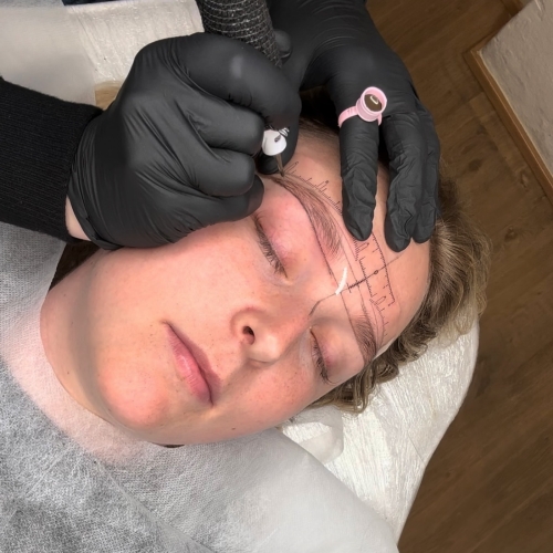 Klient ved at få lavet permanent makeup i Pårup i Odense NV