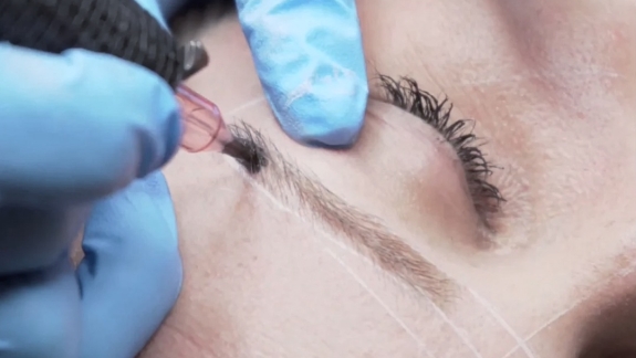 Klient ved at få lavet permanent makeup ved Klinik Windahl i Pårup i Odense NV