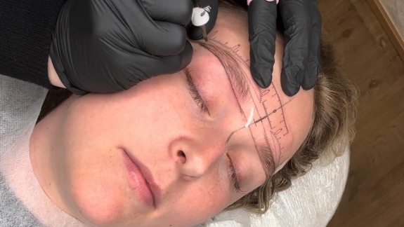 Klient ved at få lavet permanent makeup i Pårup i Odense NV